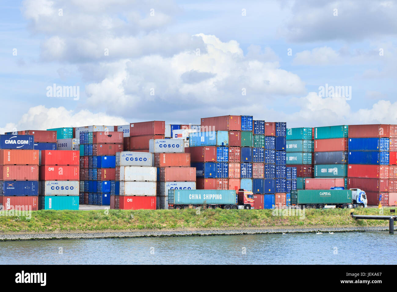 ROTTERDAM-AUG. 7, 2012. Container am 7. August 2012 im Hafen von Rotterdam aufgestellt. Er ist der größte Hafen Europas, der 105 Quadratkilometer umfasst. Stockfoto