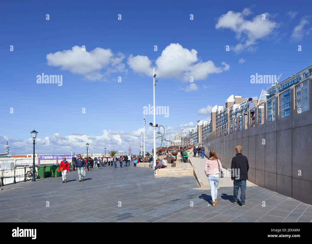 SCHEVENINGEN-AUG. 23, 2014. Menschen auf dem neuen Scheveninger Boulevard, entworfen vom spanischen Architekten De Solà Morales. Stockfoto