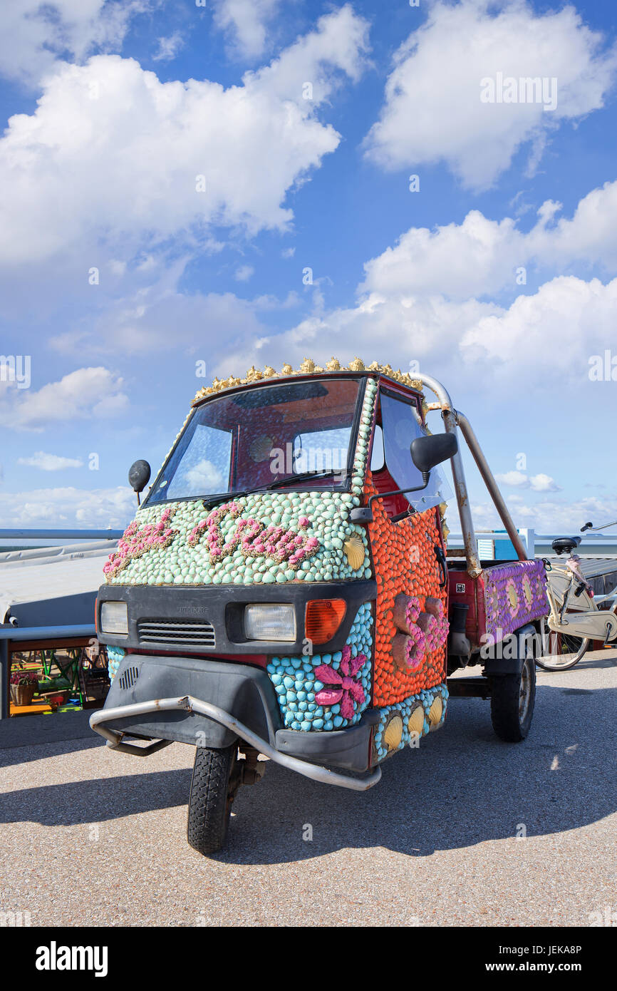 HOLLAND-23. AUGUST 2014. Mit Muscheln gepflasterte Piaggio vor der Strandbar Solstrand Scheveningen. Solbeach ist eine beliebte Strandbar. Stockfoto