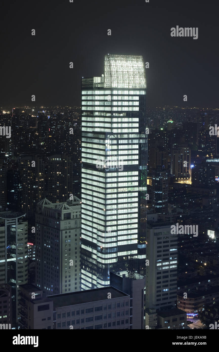 SHANGHAI - 4. SEPTEMBER 2009. Der SOHO-Austauschturm. Es ist eines der ikonischen Gebäude der Nanjing Road West in Shanghai und mit einer Höhe von 217 Metern. Stockfoto