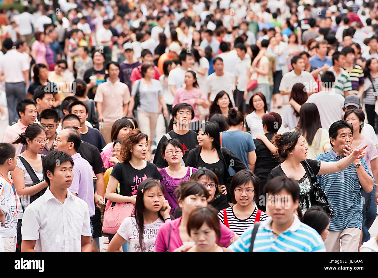 SHANGHAI – 30. AUGUST 2009. Menge an der Nanjing Road in Shanghai. Mit etwas mehr als 1,3 Milliarden Menschen (1,339,724,852 Volkszählung 2010) ist China der Welt Stockfoto