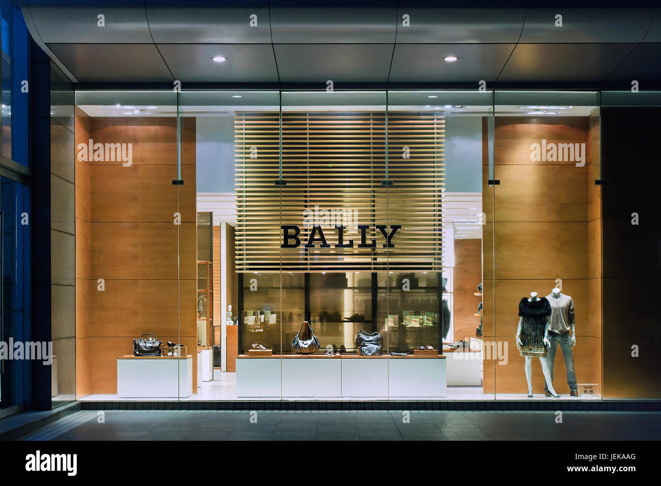 SHANGHAI-AUG. 25. Bally Outlet nachts. Es geht davon aus, dass das zweistellige Umsatzwachstum in China in den kommenden Jahren anhält. Stockfoto