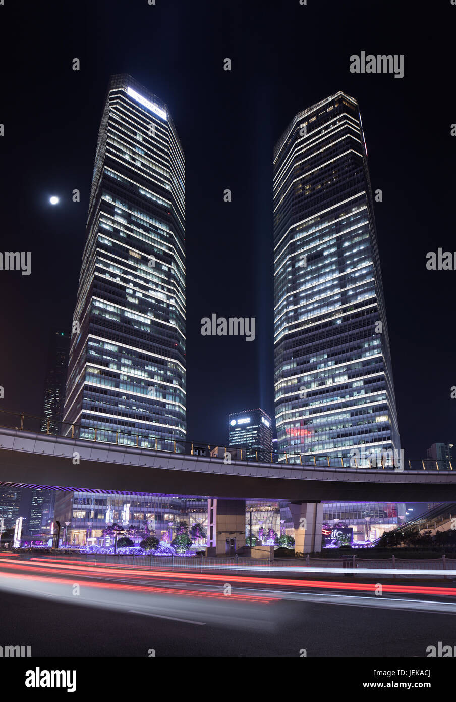 SHANGHAI-DEZ. 2, 2014. Lujiazui Einkaufsmeile. Als einer wichtigsten Finanzviertel ist Lujiazui die am schnellsten wachsende Bereich in Shanghai East Manhattan genannt. Stockfoto