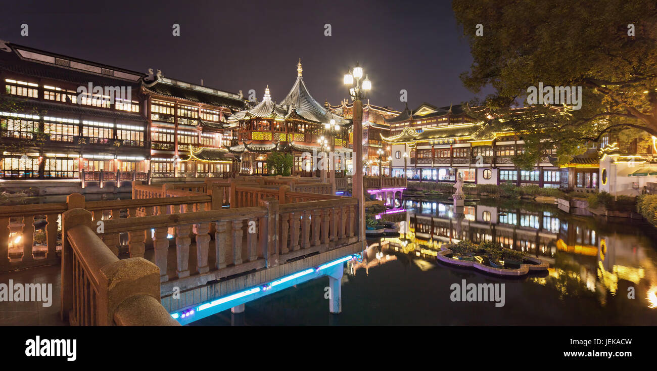 SHANGHAI-DEC. 5, 2014. Shi Zi Ling Bereich nachts. Das antike Gebiet Shi Zi Ling ist bei einheimischen und ausländischen Touristen wegen seiner alten Architektur beliebt. Stockfoto