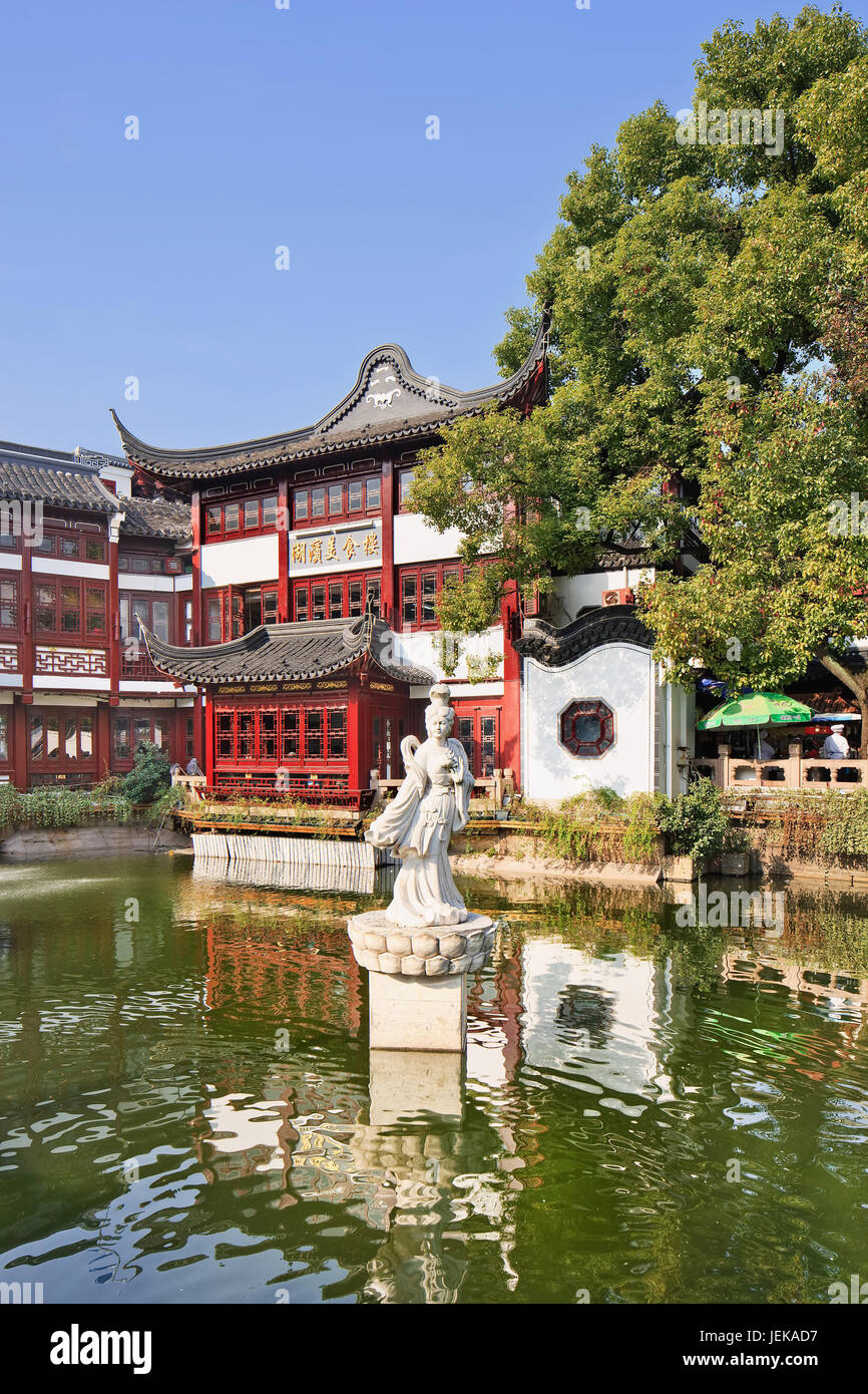 SHANGHAI-DEC. 5, 2014. Pavillon im Shi Zi Ling Gebiet. Das antike Gebiet Shi Zi Ling ist bei einheimischen und ausländischen Touristen wegen seiner alten Gebäude beliebt. Stockfoto