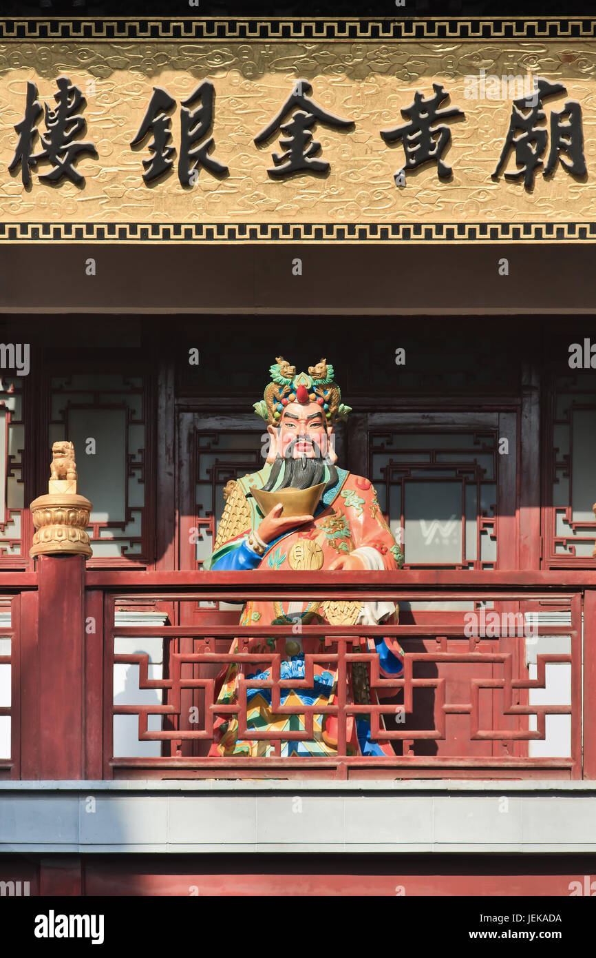 SHANGHAI - 6. DEZEMBER 2014. Skulptur von Guan Yu im alten Gebäude. Als eine der bekanntesten chinesischen Geschichtsfiguren ist er bis heute sehr respektiert. Stockfoto
