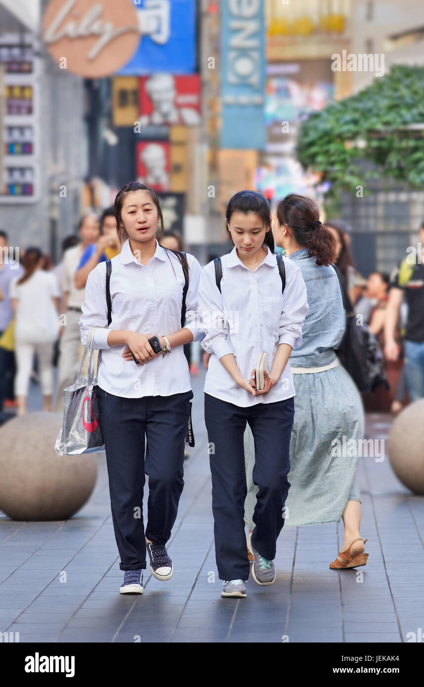Zwei Mädchen in der Schule Kleidung. Uniformen sind gemeinsame Teil der Schulen in China. Fast alle Grundschulen benötigen Studenten Uniform zu tragen. Stockfoto
