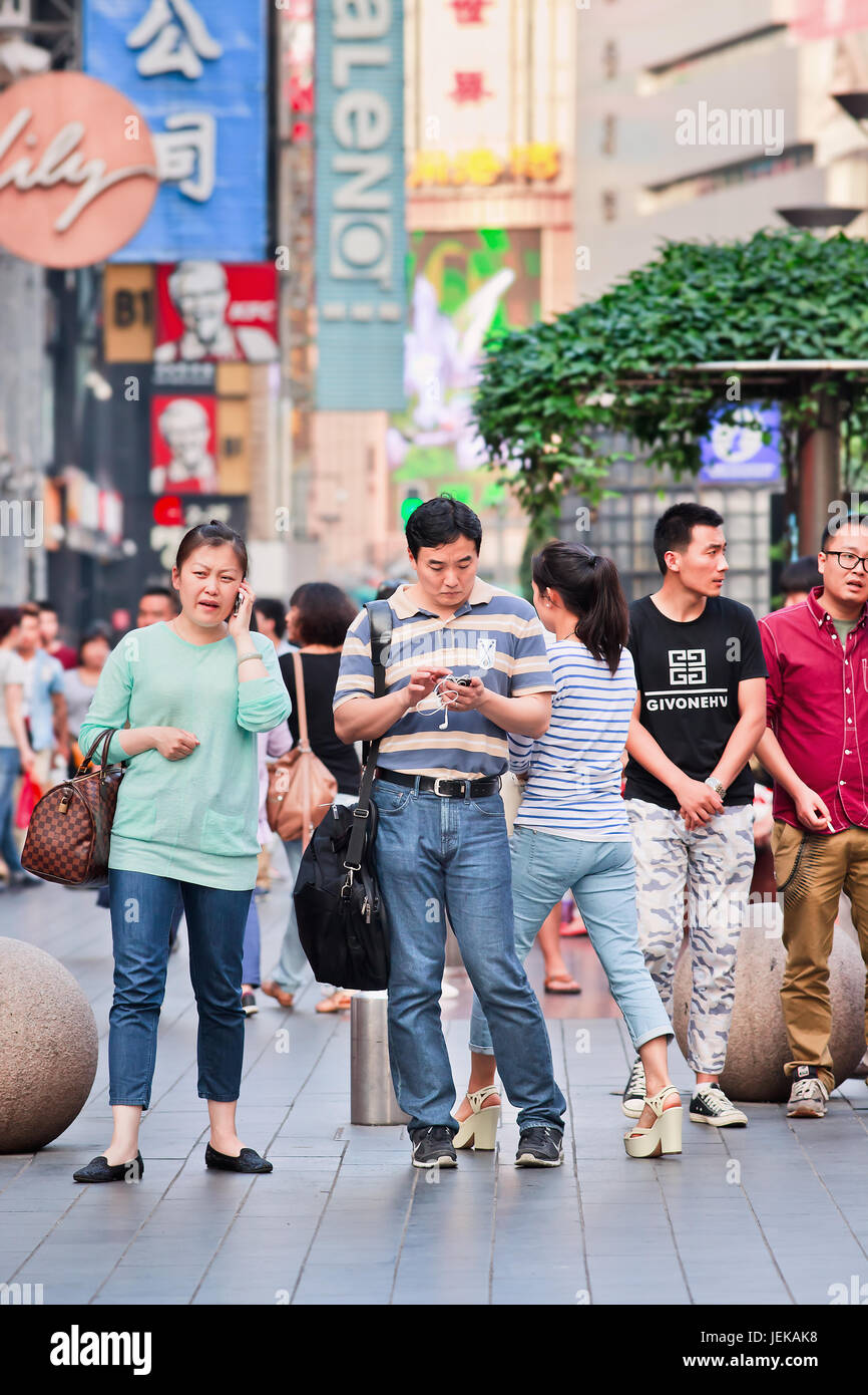 Die Leute viel zu tun mit Ihrem Smartphone. In China 2015 hat 574.2 Millionen Smartphones, aber im Jahr 2018 mehr als die Hälfte der Bevölkerung ein Smartphone besitzen. Stockfoto