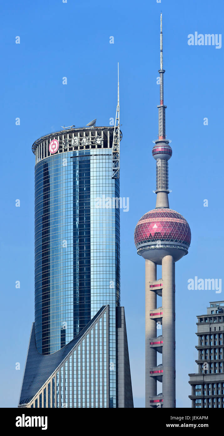 Oriental Pearl Tower in der Nähe von China Bank Tower. Mit 470 meter Oriental Pearl ist eines der höchsten Gebäude Shanghais, in Lujiazui befindet. Stockfoto