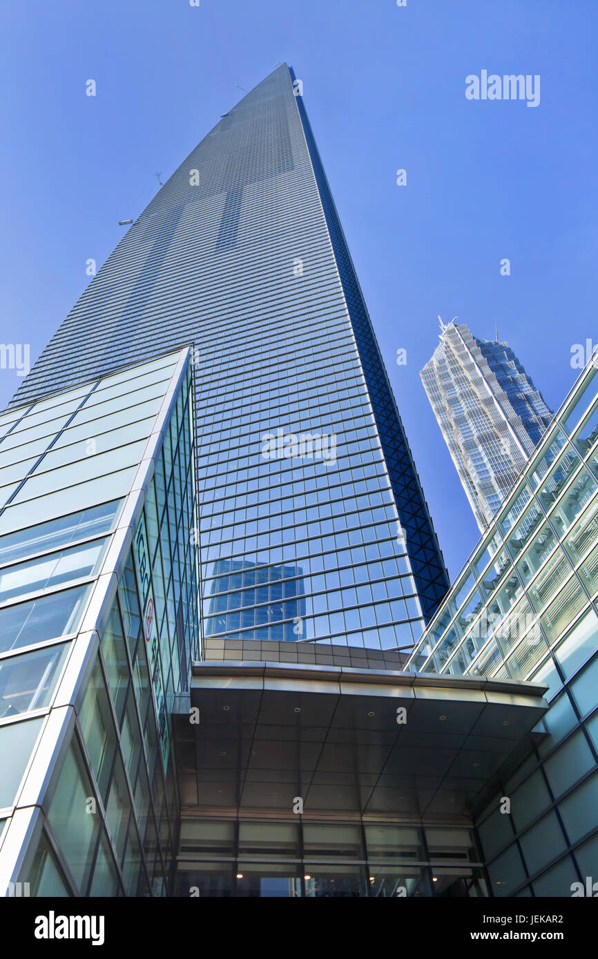 World Financial Center gegen den blauen Himmel. SWFC eröffnet am 28. August 2008. Das Gebäude hat höchste Aussichtsplattform der Welt. Stockfoto