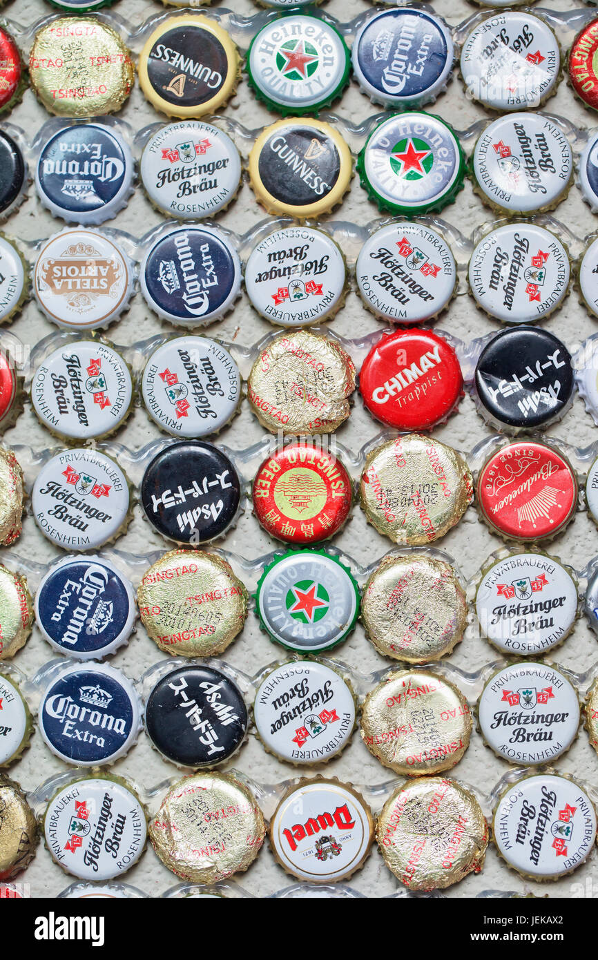 Beer Bottle caps Collection. Bierabsatz in China um 29 Prozent zwischen 2006 und 2011 auf 50 Mrd. Liter, mehr als das Doppelte des US-Konsums. Stockfoto