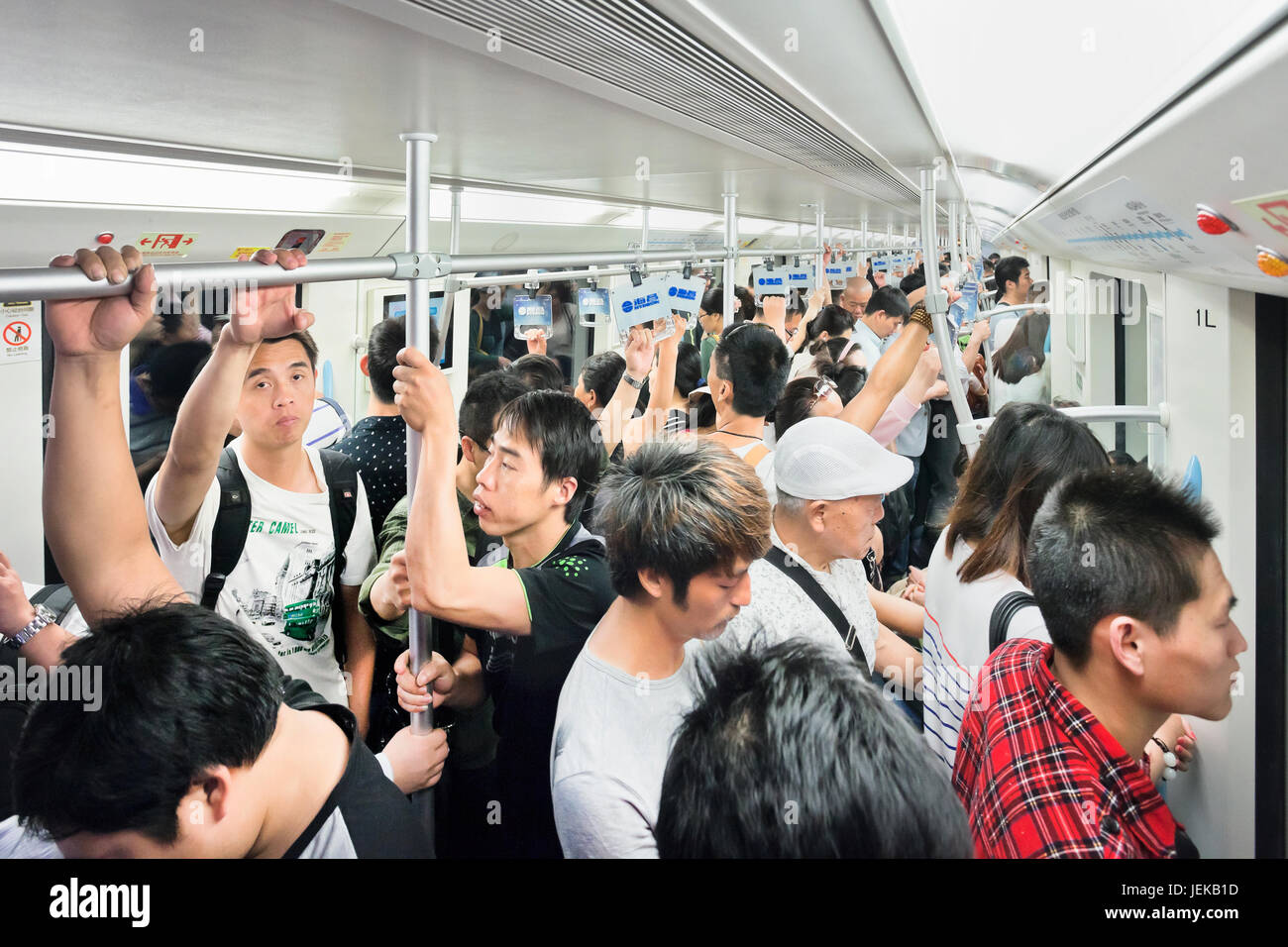 Zug Auto, U-Bahn. 12 U-Bahnlinien und 287 Stationen, die mit einer Betriebssystem route Länge von 439 km, die Shanghai die längste U-Bahn der Welt Stockfoto