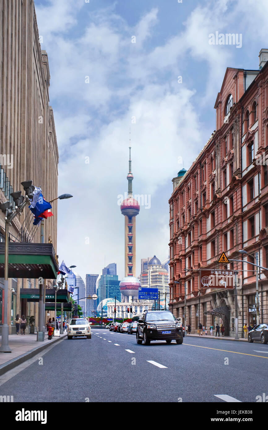Durch auf Oriental Pearl Tower. Der Oriental Pearl Tower ist ein 468 Meter TV Tower, Lujiazui im Bezirk Pudong entfernt. Stockfoto
