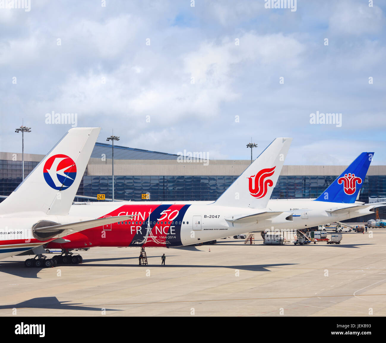 Flugzeuge von Air China, China Eastern und China Southern Airlines am Flughafen Hongqiao, Shanghai, China. Stockfoto