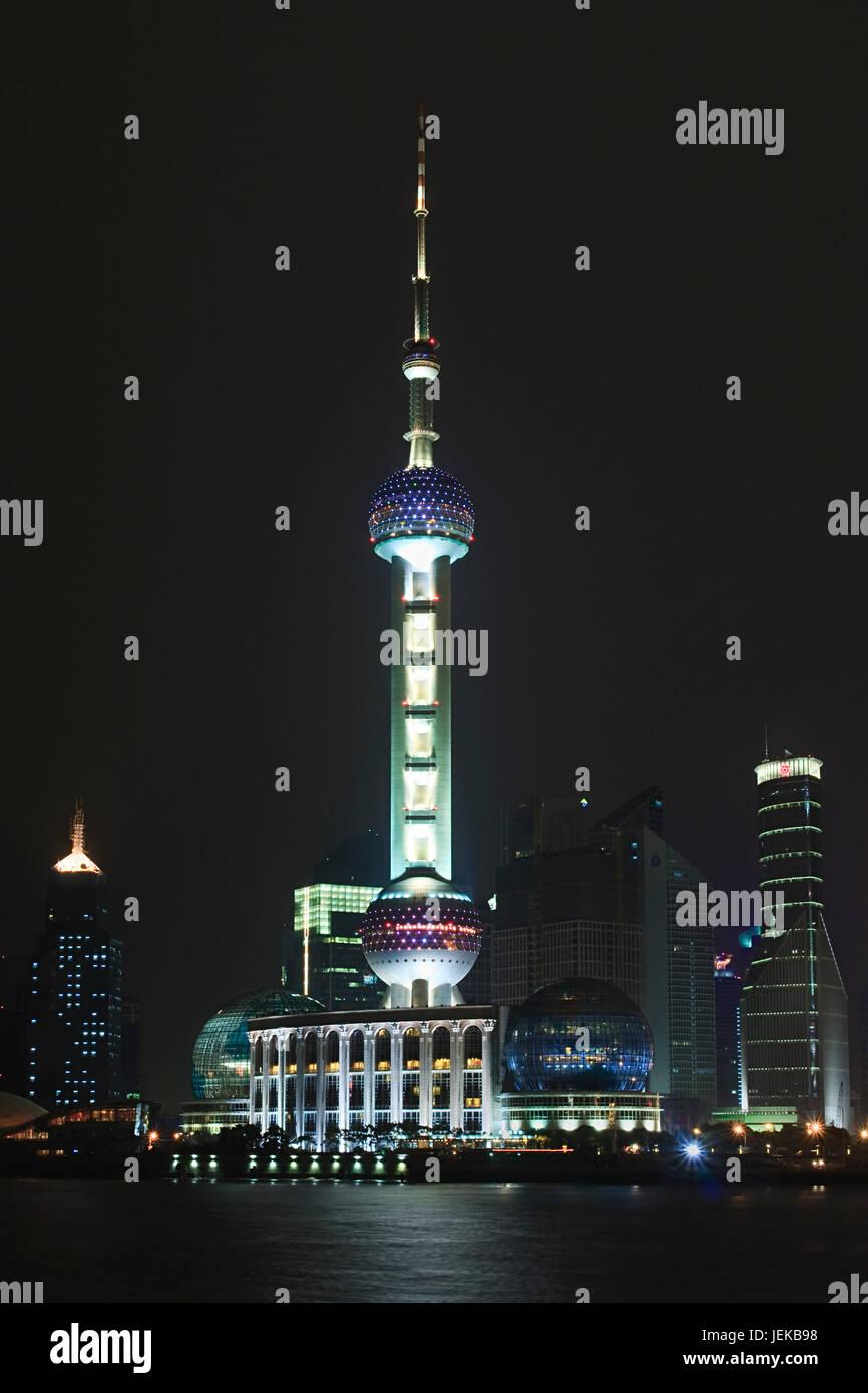 Der Oriental Pearl Tower am 28. März 2009 in Shanghai. Es ist ein 468 Meter hoher Fernsehturm in Pudong Lujiazui im Bezirk. Stockfoto