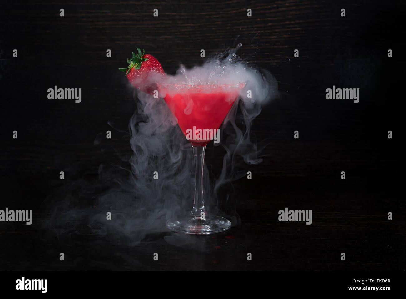 Strawberry Martini Cocktail mit flüssigem Stickstoff Stockfoto
