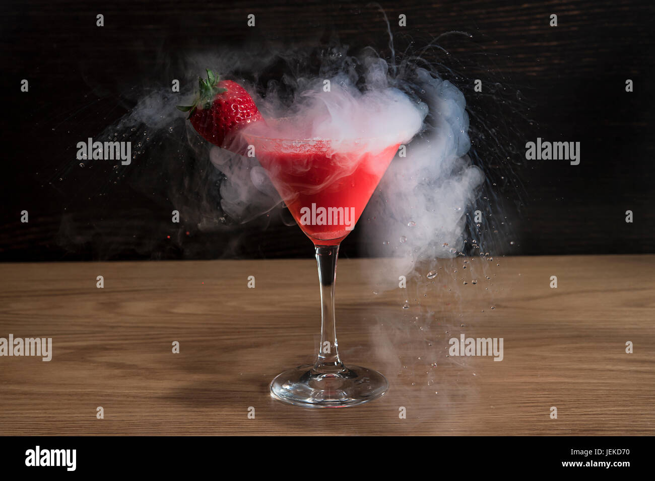 Strawberry Martini Cocktail mit flüssigem Stickstoff Stockfoto