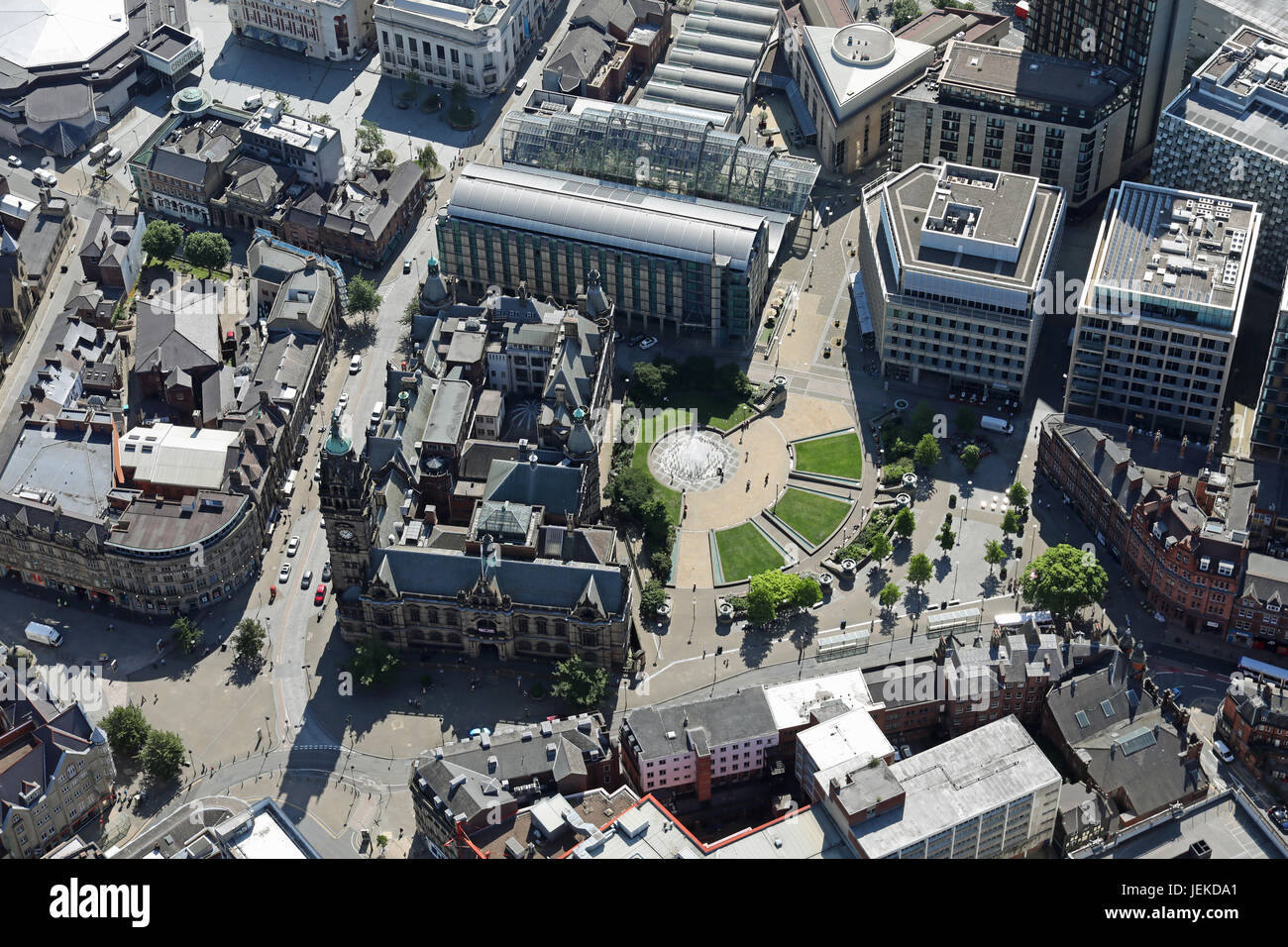 Luftaufnahme von Sheffield Stadtzentrum rund um den Frieden Gärten, inkl. Rathaus & Mercure Hotel Stockfoto