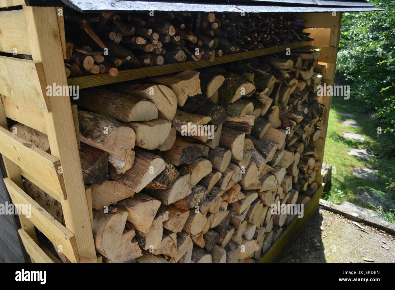 Holz Holz store komplett bestückte mit gehacktem Holz für den Winter Kaminfeuer Holz Brenner re Heizung warmhalten England Großbritannien Stockfoto