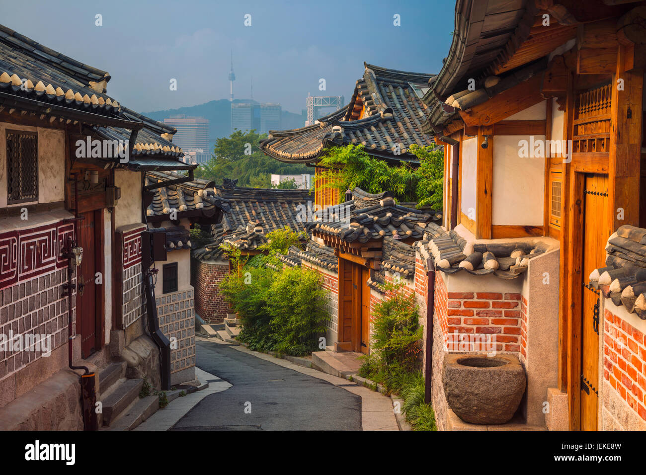 Seoul. Traditionelle koreanische Architektur Bukchon Hanok Village in Seoul, Südkorea. Stockfoto
