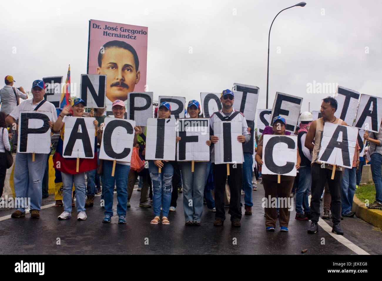 Demonstranten konzentrieren sich auf einer Autobahn bei einem Protest gegen die Regierung von Nicolas Maduro in Caracas. Stockfoto