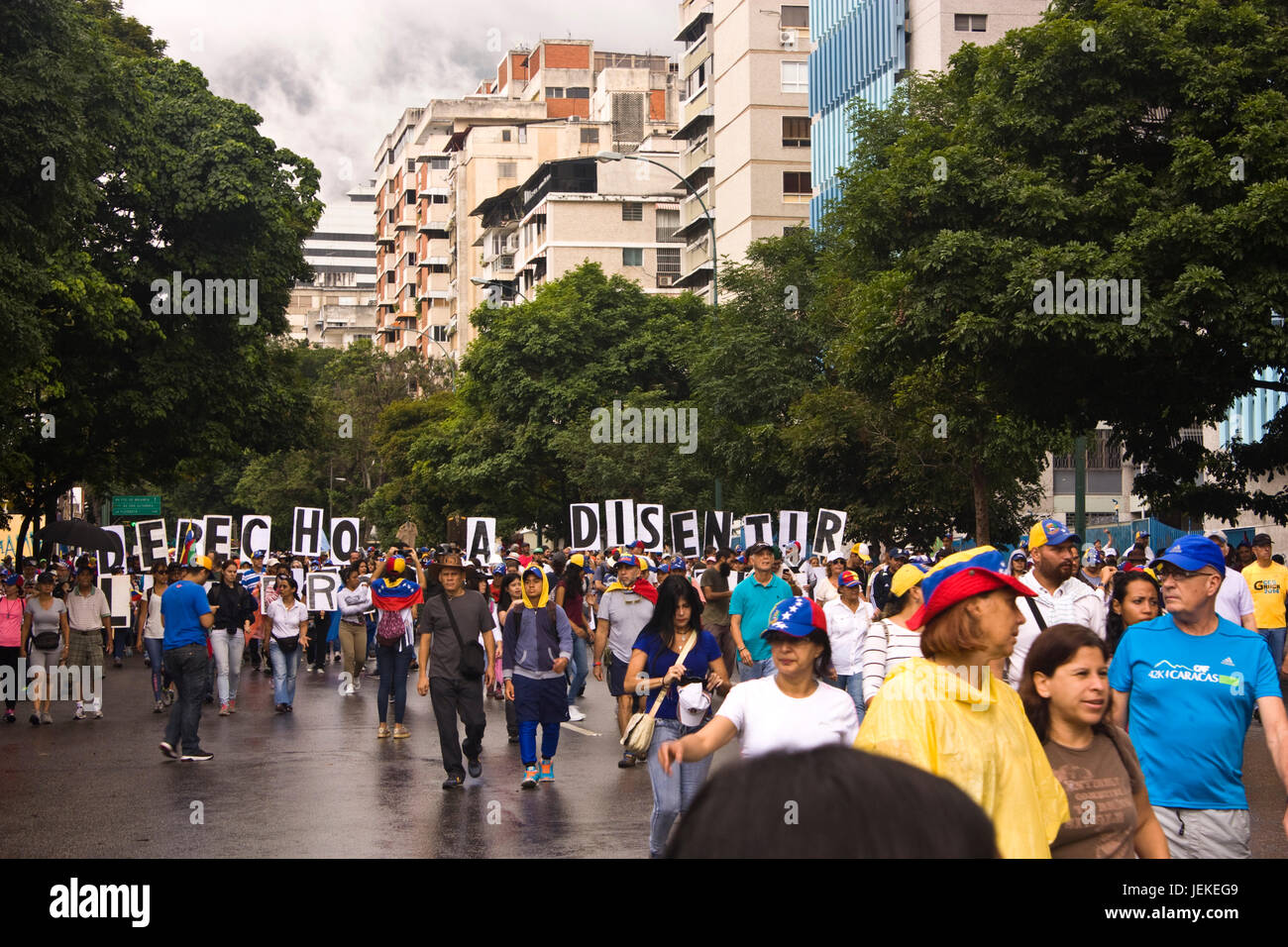Demonstranten konzentrieren sich auf einer Autobahn bei einem Protest gegen die Regierung von Nicolas Maduro in Caracas. Stockfoto