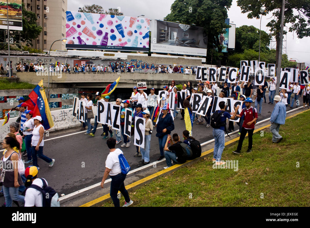 Demonstranten konzentrieren sich auf einer Autobahn bei einem Protest gegen die Regierung von Nicolas Maduro in Caracas. Stockfoto