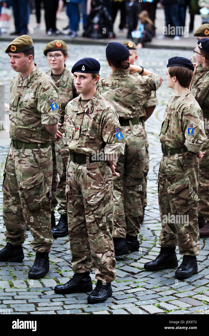 Junge Armee-jüngstere Söhne Teilnahme an Armed Forces Day in Liverpool 2017 Stockfoto