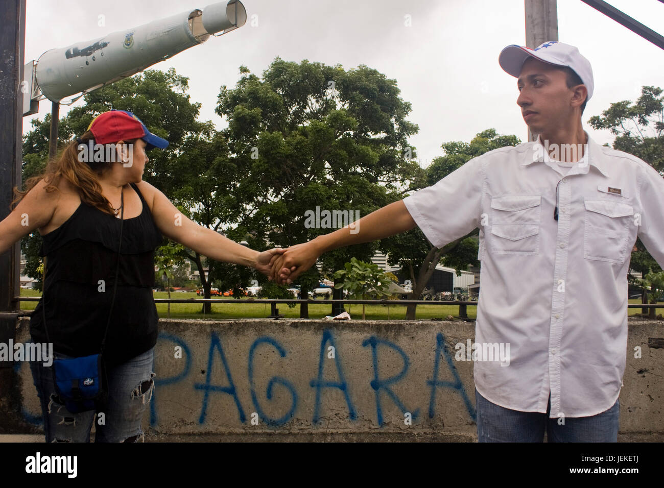 Demonstranten eine Menschenkette außerhalb von einem Militärflughafen bei Protesten gegen Präsident Maduro machen. Stockfoto