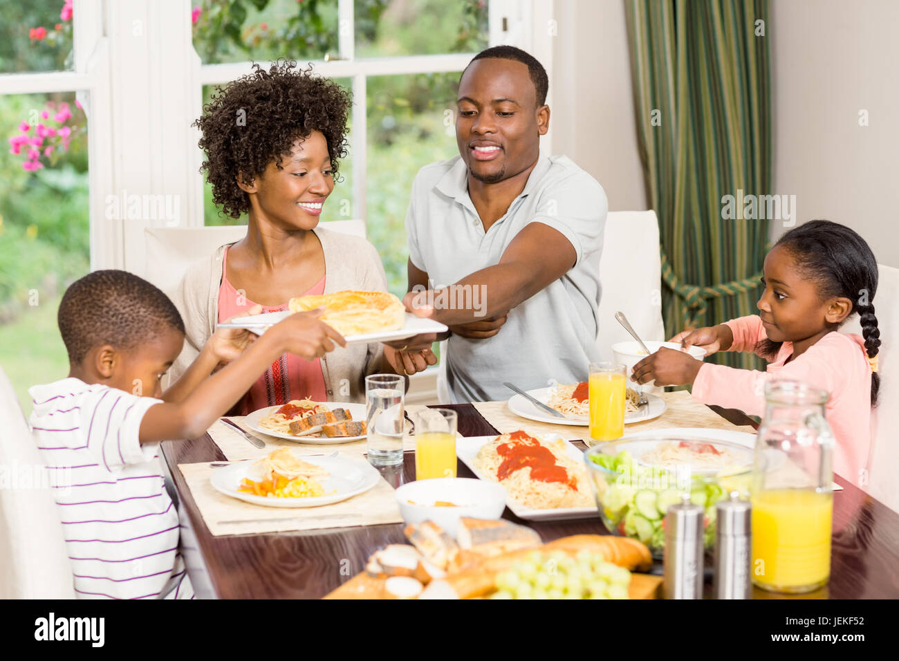 Glückliche Familie zusammen Essen Stockfoto
