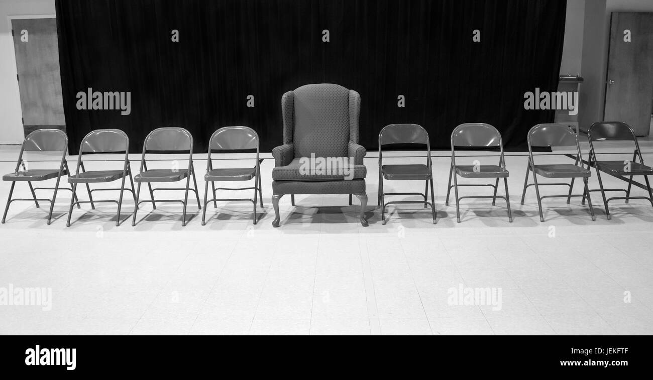 Stühle für ein Ereignis aufgereiht. Stockfoto