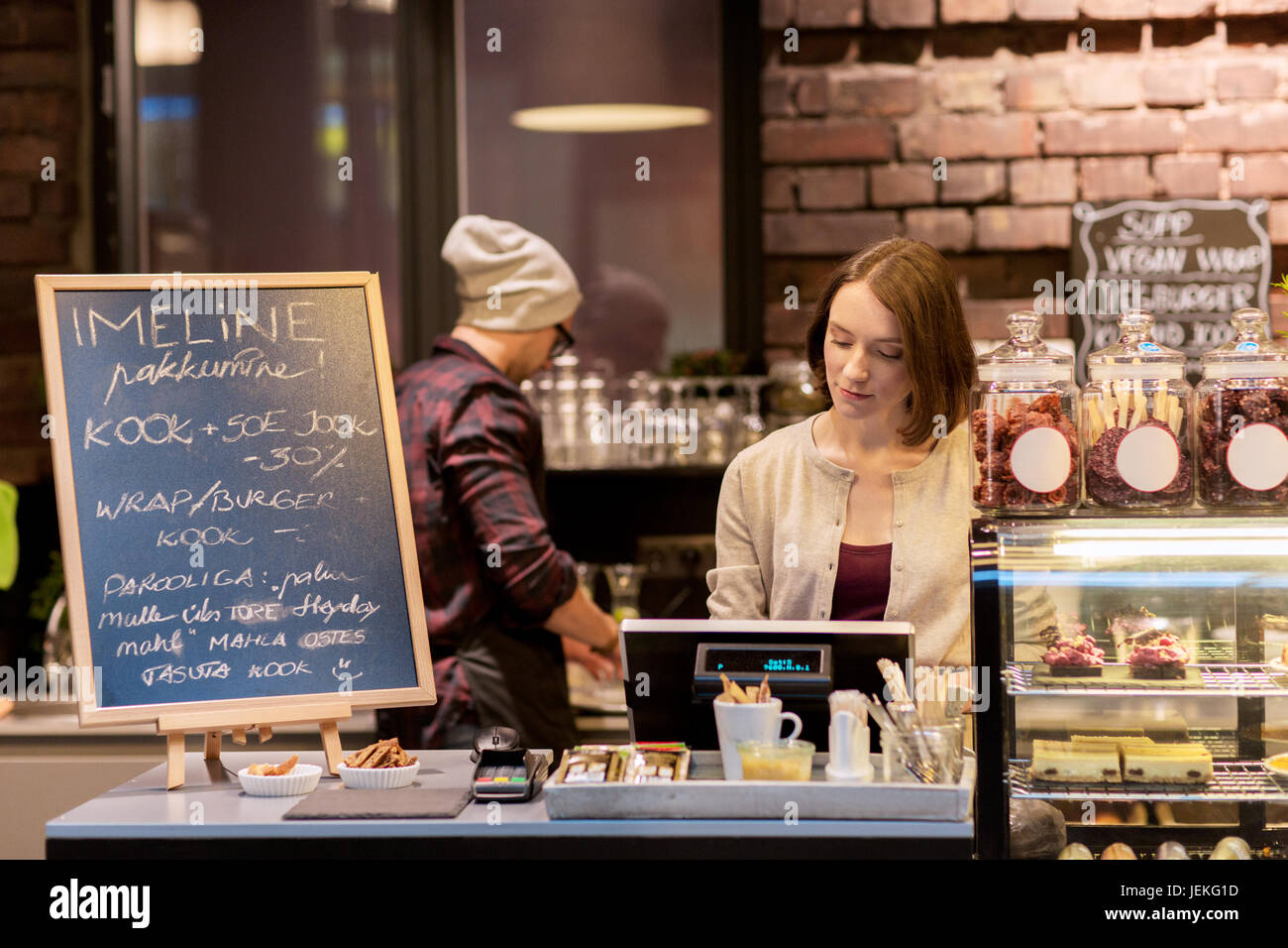 Frau Barkeeper im Café oder im Café Geldkassette Stockfoto