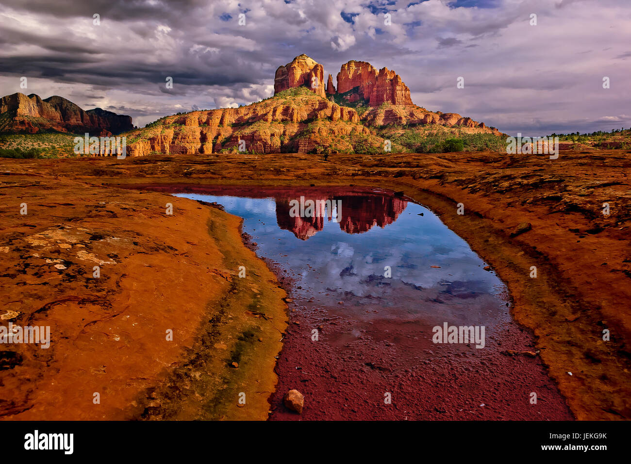 Cathedral Rock vom Secret Slick Rock Trail, Arizona, USA aus gesehen Stockfoto