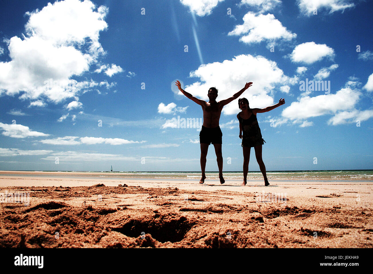 Silhouette von Mann und Frau springen am Strand Fuerteventura Strand, Las Palmas, Kanarische Inseln, Spanien Stockfoto