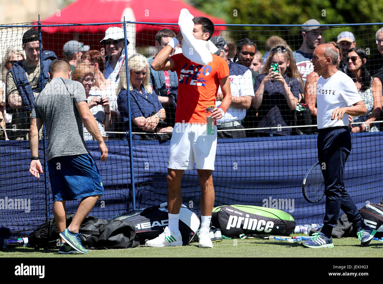 Serbiens Novak Djokovic wischt sein Gesicht mit einem Handtuch während des Trainings am Tag vier der AEGON International in Devonshire Park, Eastbourne. PRESSEVERBAND Foto. Bild Datum: Montag, 26. Juni 2017. PA-Geschichte-TENNIS-Eastbourne zu sehen. Bildnachweis sollte lauten: Gareth Fuller/PA Wire. Einschränkungen: Editorial Gebrauch, nicht für kommerzielle Zwecke ohne vorherige Genehmigung. Stockfoto