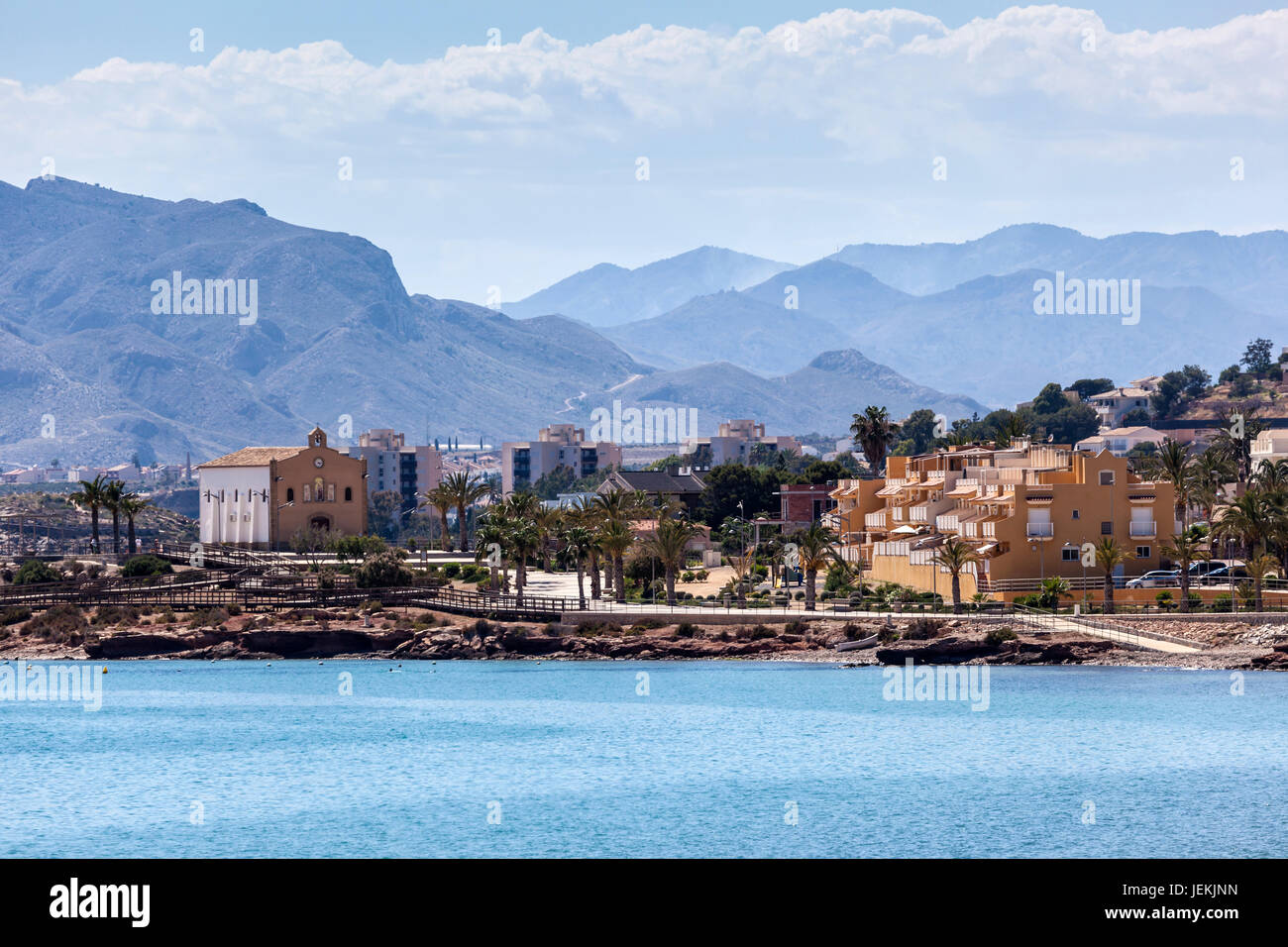 Blick auf Hafen Gebäude und Kirche in Isla Plana, Puerto de Mazarron, Region Murcia, Spanien Stockfoto