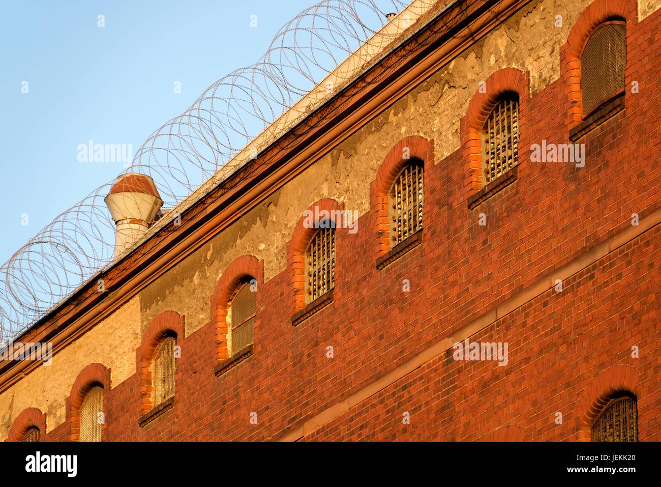 Die Sicht nach außen von einem alten und verlassenen Gefängnis in Berlin während des Sonnenuntergangs Stockfoto
