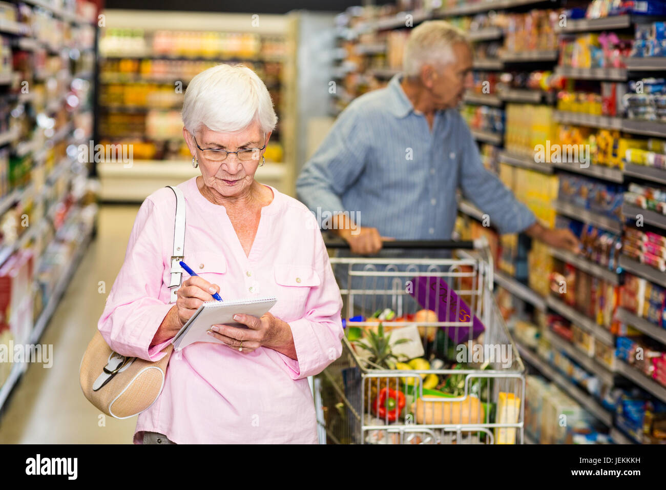 Ältere Frau mit Einkaufsliste Stockfoto