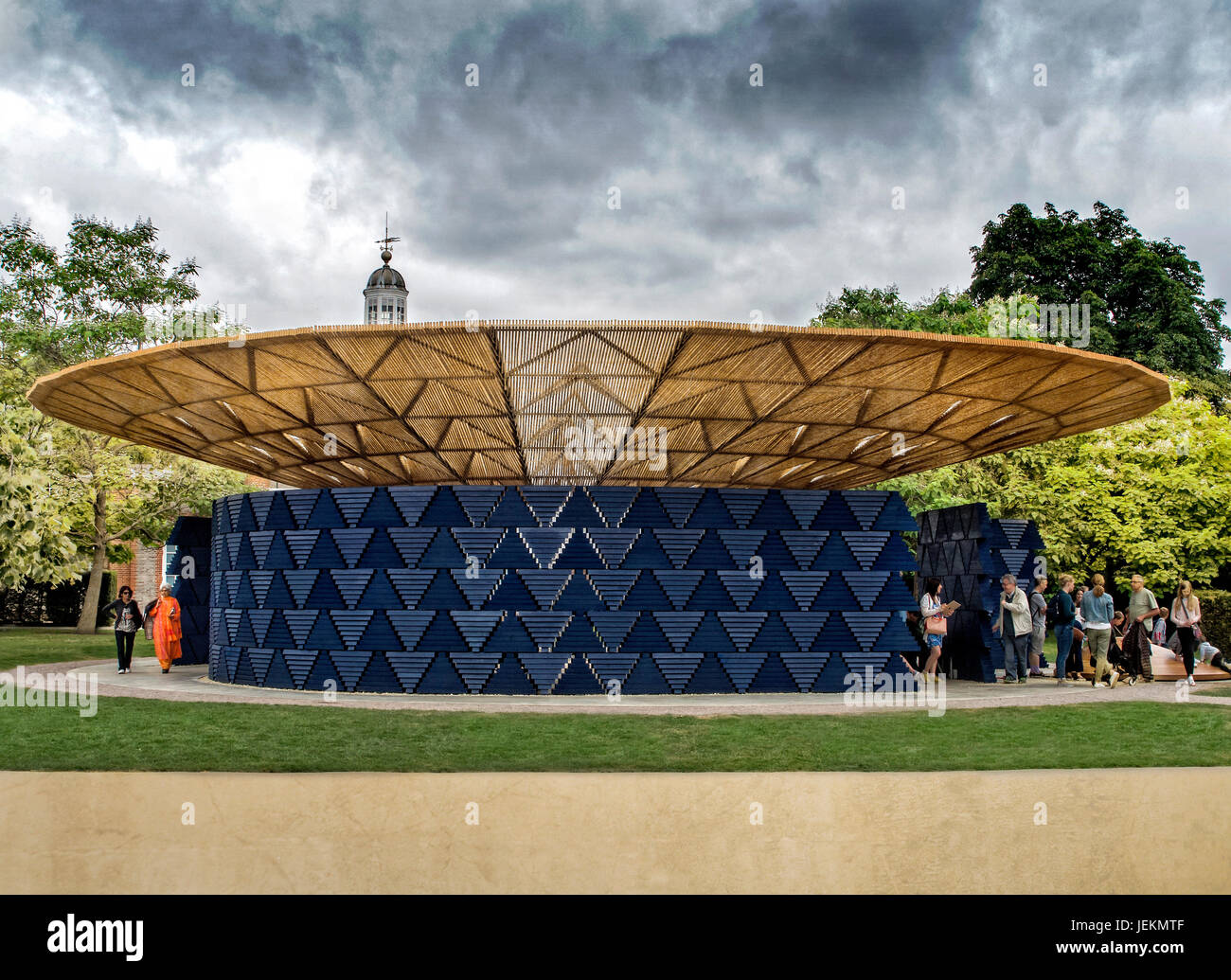 Die 2017 Serpentine Gallery Sommerpavillon von Francis Kere. Kensington Gardens Hyde Park London UK Stockfoto