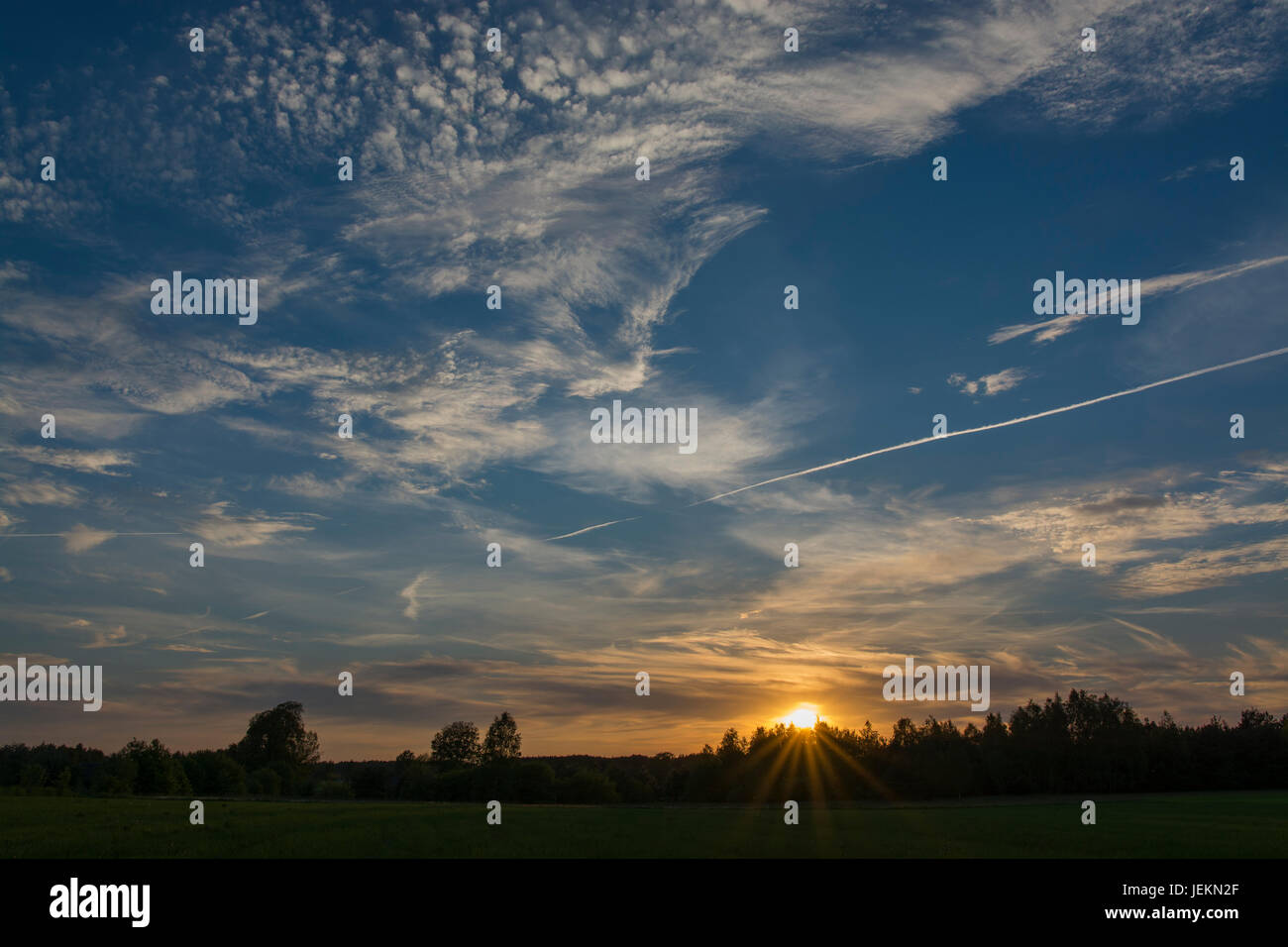 Schöne Landschaft mit Sonnenuntergang Himmel Stockfoto