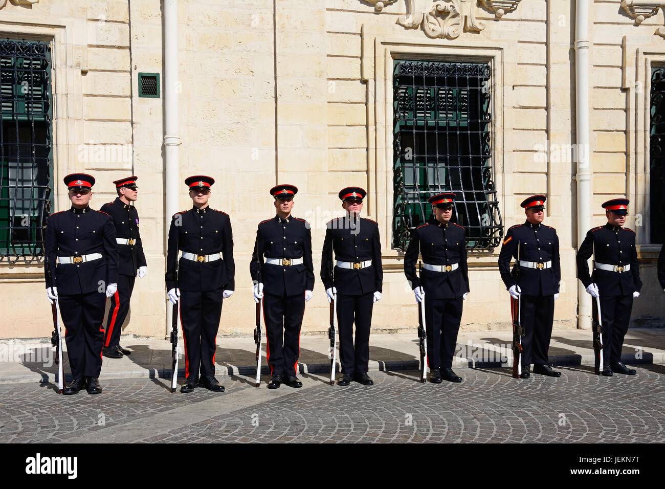 Uniformierte Soldaten auf der Parade außerhalb der Auberge de Castille für eine EU-Konferenz in Castille Square, Valletta, Malta, Europa. Stockfoto