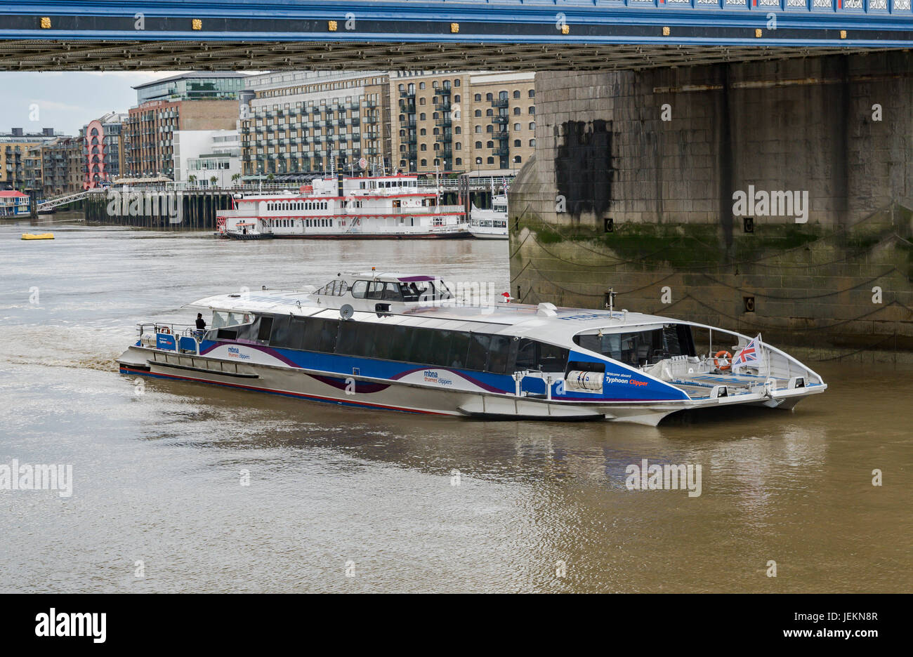 MBNA Scherer Fluss bus service Auf der Themse in London. Stockfoto