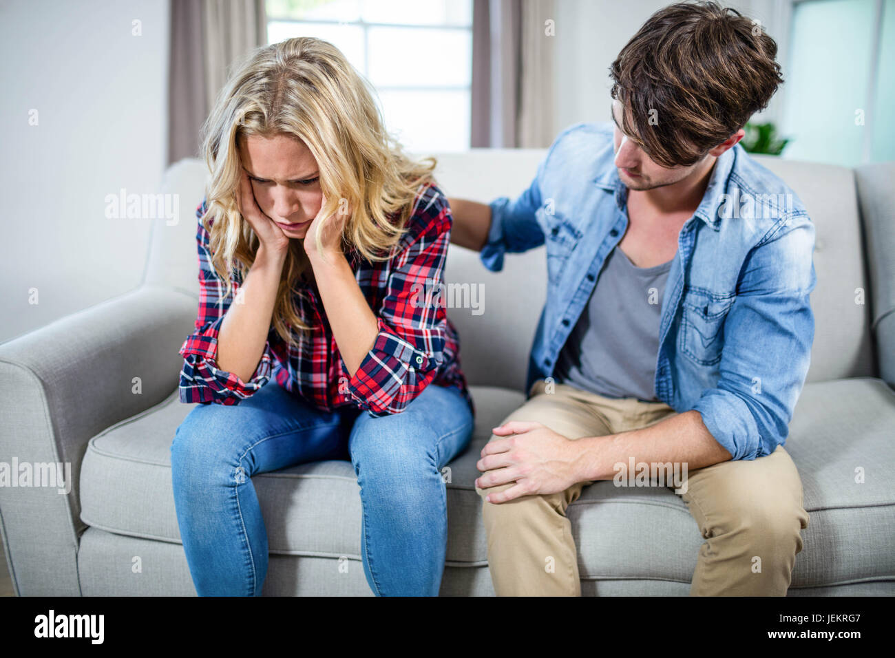 Tröstliche traurige Freundin Freund Stockfoto