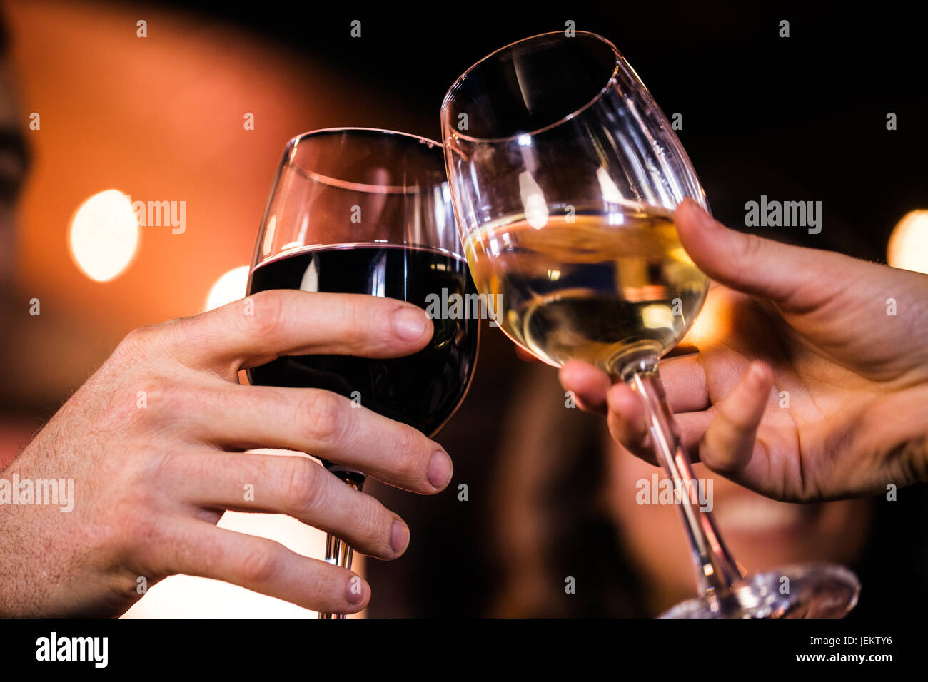 Nahaufnahme von Freunden Toasten mit Wein Stockfoto