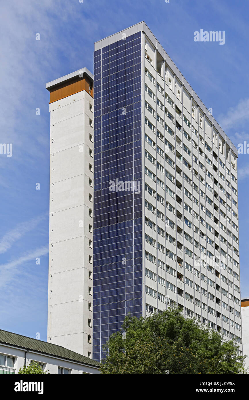 Solar-Panels behoben, die Süd-Höhen der Coulcil Hochhäuser auf dem Edward Woods Anwesen in North Kensington, London. Stockfoto