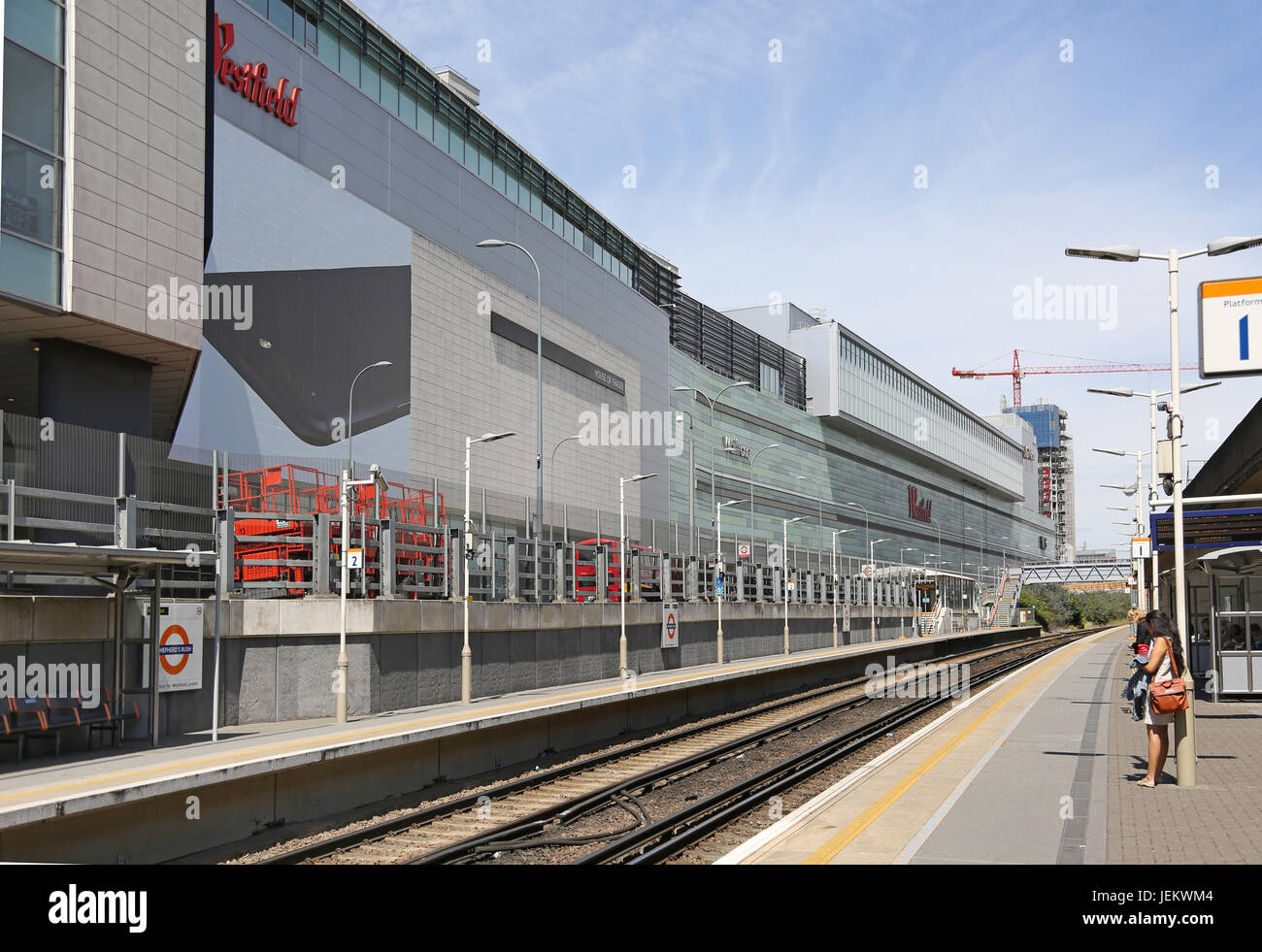 Die neu errichtete London Overground Station Shepherds Bush Station, neben dem Westfield Shopping Centre in West-London Stockfoto