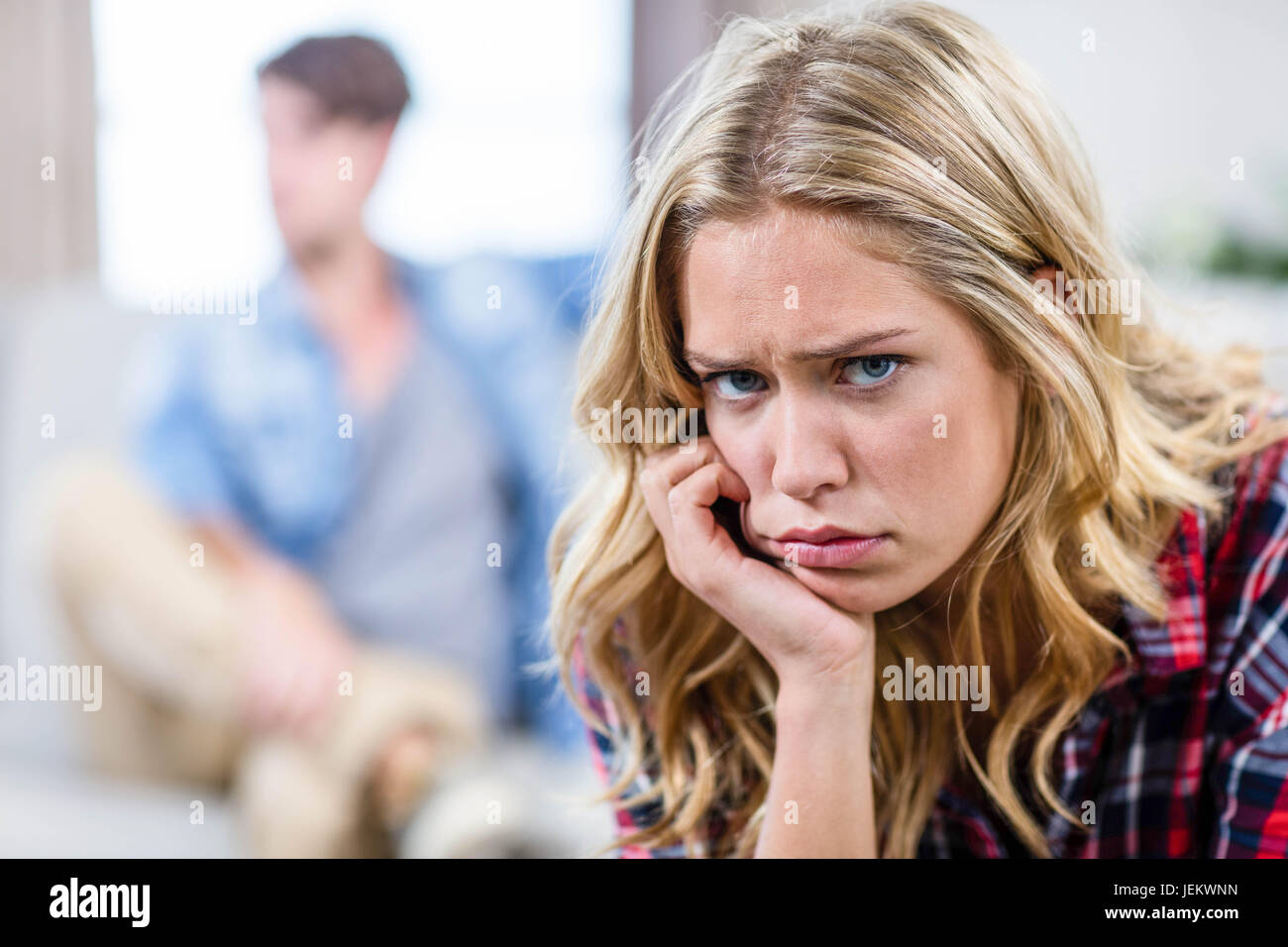 Verärgert schmollend ihr Freund Freundin Stockfoto