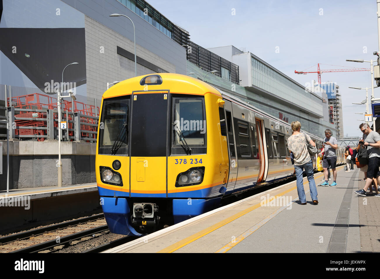 Ein London Overground-Zug kommt in der neu errichteten Shepherds Bush Station, neben dem Westfield Shopping Centre in West-London Stockfoto