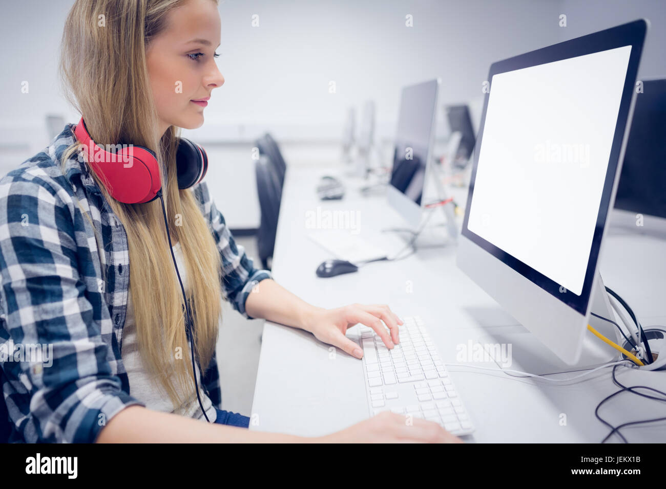 Ernsthaften Studenten arbeiten am computer Stockfoto