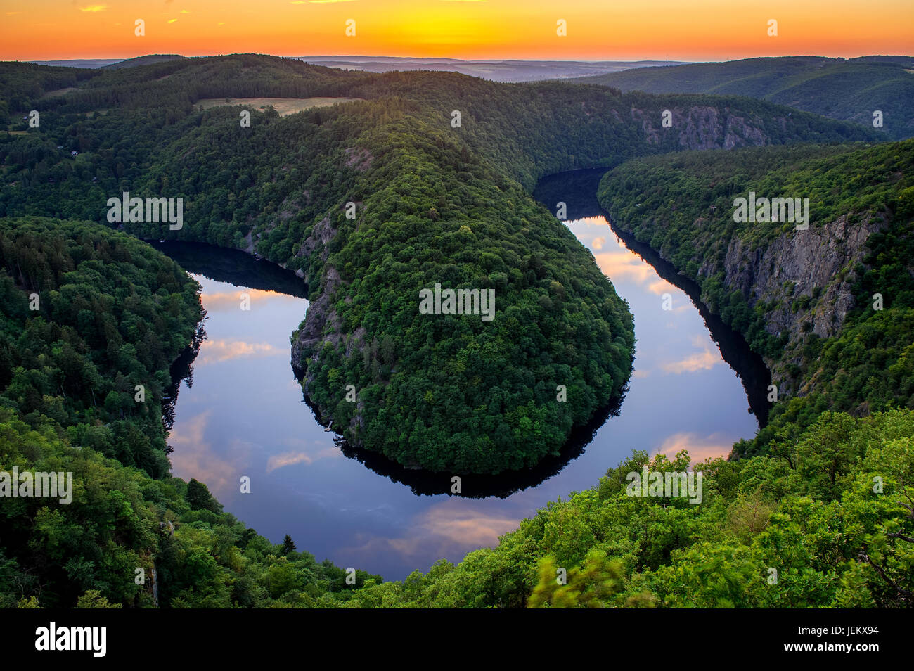 Schöner Sonnenuntergang Landschaftsansicht zur Tschechischen Republik Moldau, in der Nähe von Prag. Orangefarbenen Himmel mit Wolken Spiegelbild im Wasser in den Sommermonaten. Stockfoto